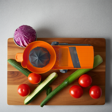 Lade das Bild in den Galerie-Viewer, TNS 3000 Gemüsehobel im Einsatz – Gemüse schneiden leicht gemacht