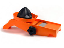 Lade das Bild in den Galerie-Viewer, Gemüsehobel mit Edelstahlklingen und Restehalter – TNS 2000 Made in Germany